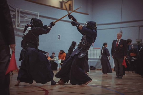 Quelle est la contribution de l'entraînement au maniement du sabre en Kendo pour les escrimeurs?