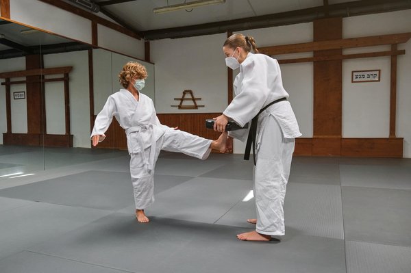 Quelle tactique de combat en distance moyenne est préconisée en Krav Maga pour les débutants?